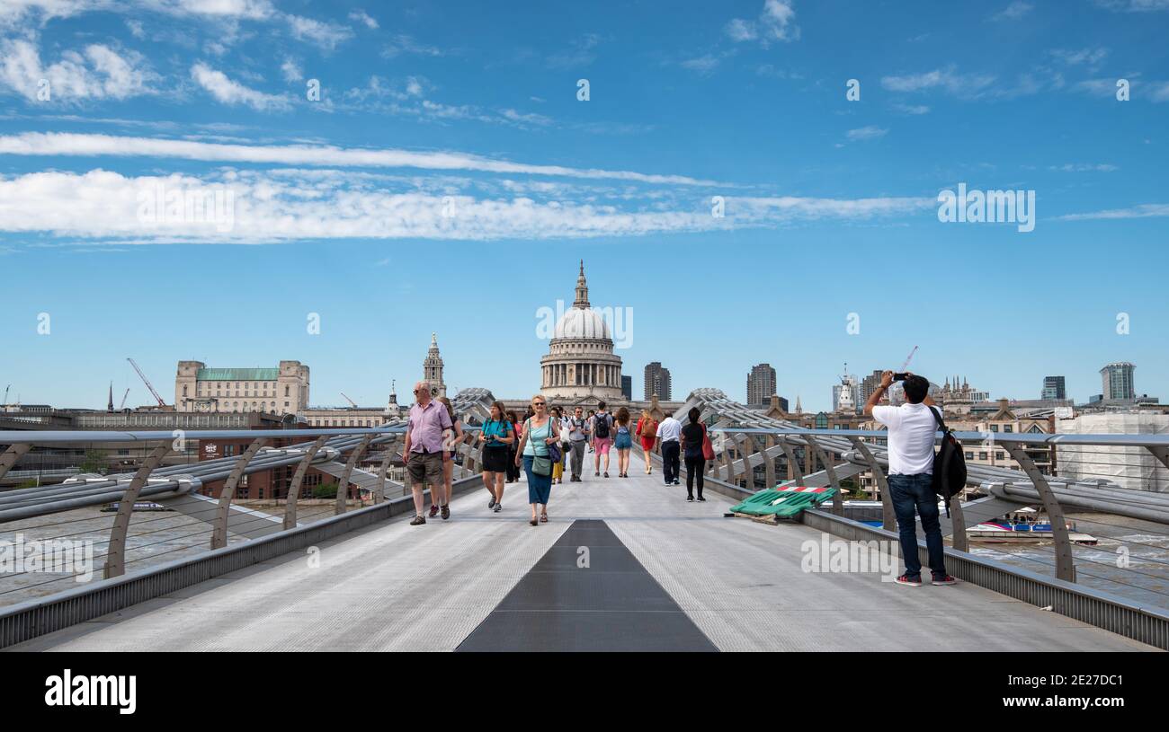 Personnes marchant sur le pont du millénaire et la cathédrale Saint-Paul À Londres, Royaume-Uni Banque D'Images