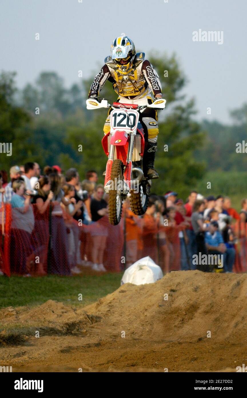 Motocycliste colorés participent à une course de vélo motocross Banque D'Images