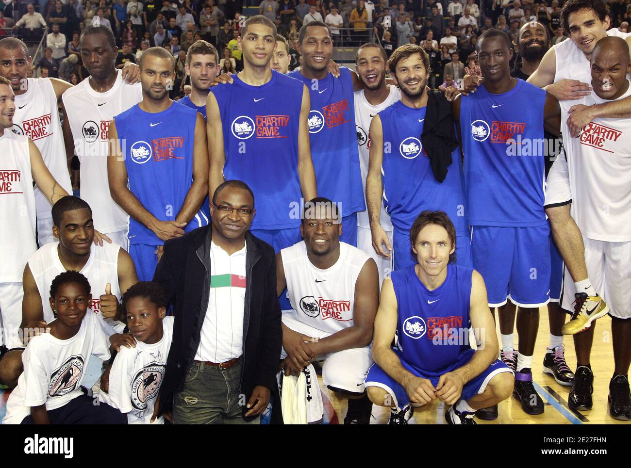 Joueurs de basket-ball au cours du jeu de charité organisé par Boris Diaw,  joueur de l'équipe nationale française de basket-ball, pour soutenir  l'association 'Babac'Ardss' qui développe des projets au Sénégal pour les