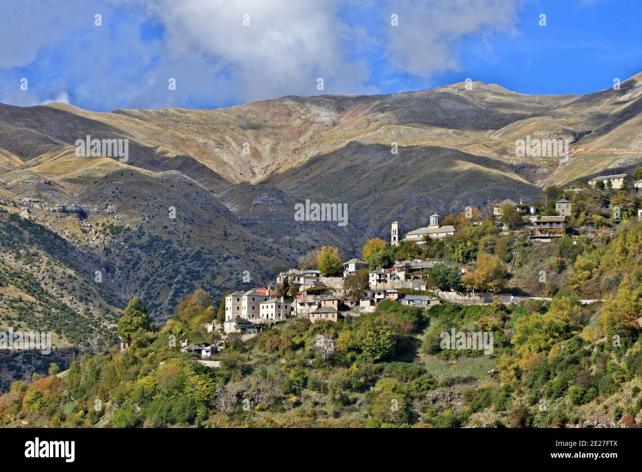 Kalarrytes village, l'un des plus beaux villages de montagne grecque, sur les montagnes Tzoumerka, Ioannina, Épire, Grèce Banque D'Images