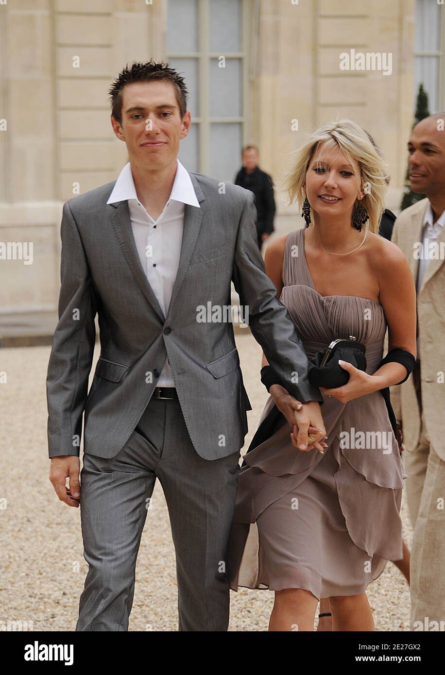 Pierre Rolland et son épouse après le 98e le Tour de France à l'Elysée à Paris, France, le 24 juillet 2011. Photo de Giancarlo Gorassini/ABACAPRESS.COM Banque D'Images