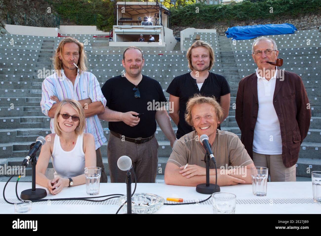 EXCLUSIF. Anne Kessler (L), directrice de la pièce « trois hommes dans un salon », pose avec les comédiens Gregory Gadebois, Anne Kessler, Eric RUF, Laurent stocker et le journaliste François-René Cristiani lors du 27e Festival de Théâtre Ramatuelle à Ramatuelle, dans le sud de la France, le 1er août 2011. Photo de Cyril Bruneau/ABACAPRESS.COM Banque D'Images