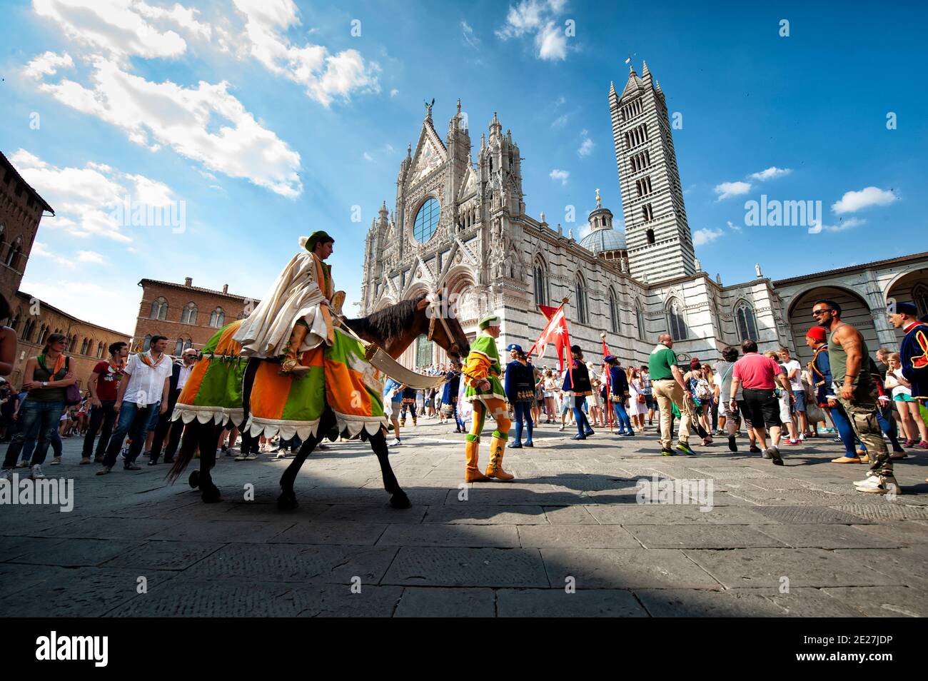 Parade historique devant la cathédrale (Duomo di Siena) avant la course de Palio de Sienne, Sienne, Toscane, Italie Banque D'Images