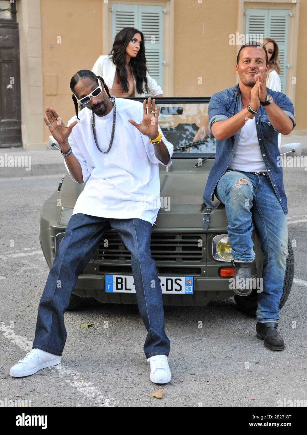Le rappeur américain Snoop Dogg et l'hôte de la salle VIP Jean Roch filment un clip vidéo devant l'ancien bâtiment de la Gendarmerie nationale à Saint-Tropez, dans le sud de la France, le 3 août 2011. Photo par ABACAPRESS.COM Banque D'Images Le rappeur américain Snoop Dogg et l'hôte de la salle VIP Jean Roch filment un clip vidéo devant l'ancien bâtiment de la Gendarmerie nationale à Saint-Tropez, dans le sud de la France, le 3 août 2011. Photo par ABACAPRESS.COM Banque D'Images