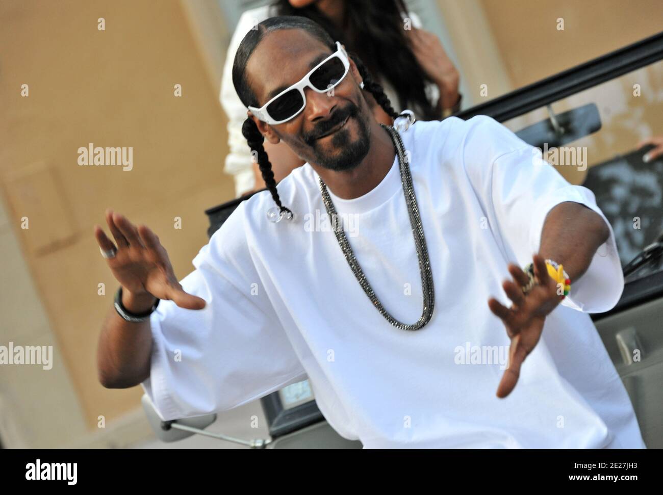 Le rappeur américain Snoop Dogg et l'hôte de la salle VIP Jean Roch filment  un clip vidéo devant l'ancien bâtiment de la Gendarmerie nationale à  Saint-Tropez, dans le sud de la France,