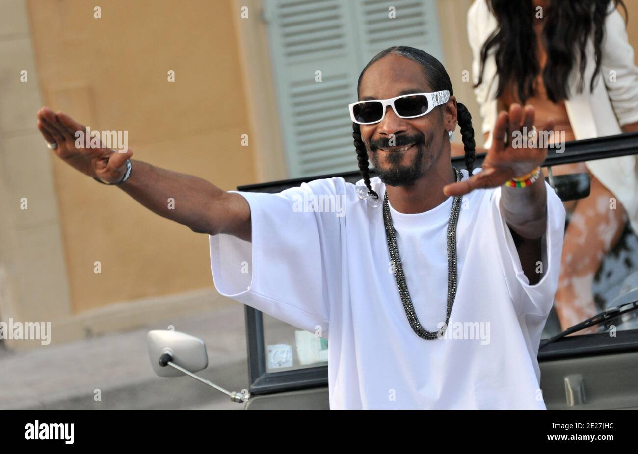 Le rappeur américain Snoop Dogg et l'hôte de la salle VIP Jean Roch filment un clip vidéo devant l'ancien bâtiment de la Gendarmerie nationale à Saint-Tropez, dans le sud de la France, le 3 août 2011. Photo par ABACAPRESS.COM Banque D'Images Le rappeur américain Snoop Dogg et l'hôte de la salle VIP Jean Roch filment un clip vidéo devant l'ancien bâtiment de la Gendarmerie nationale à Saint-Tropez, dans le sud de la France, le 3 août 2011. Photo par ABACAPRESS.COM Banque D'Images