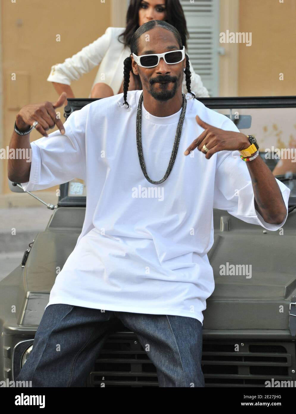 Le rappeur américain Snoop Dogg et l'hôte de la salle VIP Jean Roch filment un clip vidéo devant l'ancien bâtiment de la Gendarmerie nationale à Saint-Tropez, dans le sud de la France, le 3 août 2011. Photo par ABACAPRESS.COM Banque D'Images Le rappeur américain Snoop Dogg et l'hôte de la salle VIP Jean Roch filment un clip vidéo devant l'ancien bâtiment de la Gendarmerie nationale à Saint-Tropez, dans le sud de la France, le 3 août 2011. Photo par ABACAPRESS.COM Banque D'Images