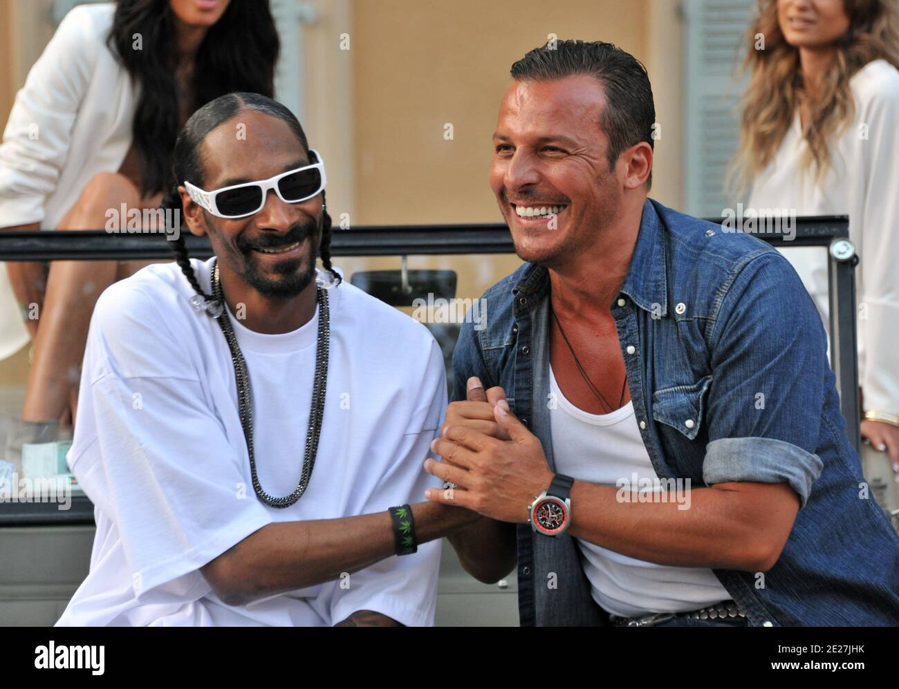 Le rappeur américain Snoop Dogg et l'hôte de la salle VIP Jean Roch filment un clip vidéo devant l'ancien bâtiment de la Gendarmerie nationale à Saint-Tropez, dans le sud de la France, le 3 août 2011. Photo par ABACAPRESS.COM Banque D'Images Le rappeur américain Snoop Dogg et l'hôte de la salle VIP Jean Roch filment un clip vidéo devant l'ancien bâtiment de la Gendarmerie nationale à Saint-Tropez, dans le sud de la France, le 3 août 2011. Photo par ABACAPRESS.COM Banque D'Images