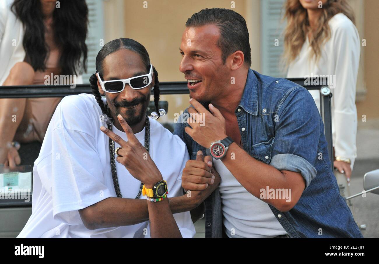 Le rappeur américain Snoop Dogg et l'hôte de la salle VIP Jean Roch filment un clip vidéo devant l'ancien bâtiment de la Gendarmerie nationale à Saint-Tropez, dans le sud de la France, le 3 août 2011. Photo par ABACAPRESS.COM Banque D'Images Le rappeur américain Snoop Dogg et l'hôte de la salle VIP Jean Roch filment un clip vidéo devant l'ancien bâtiment de la Gendarmerie nationale à Saint-Tropez, dans le sud de la France, le 3 août 2011. Photo par ABACAPRESS.COM Banque D'Images