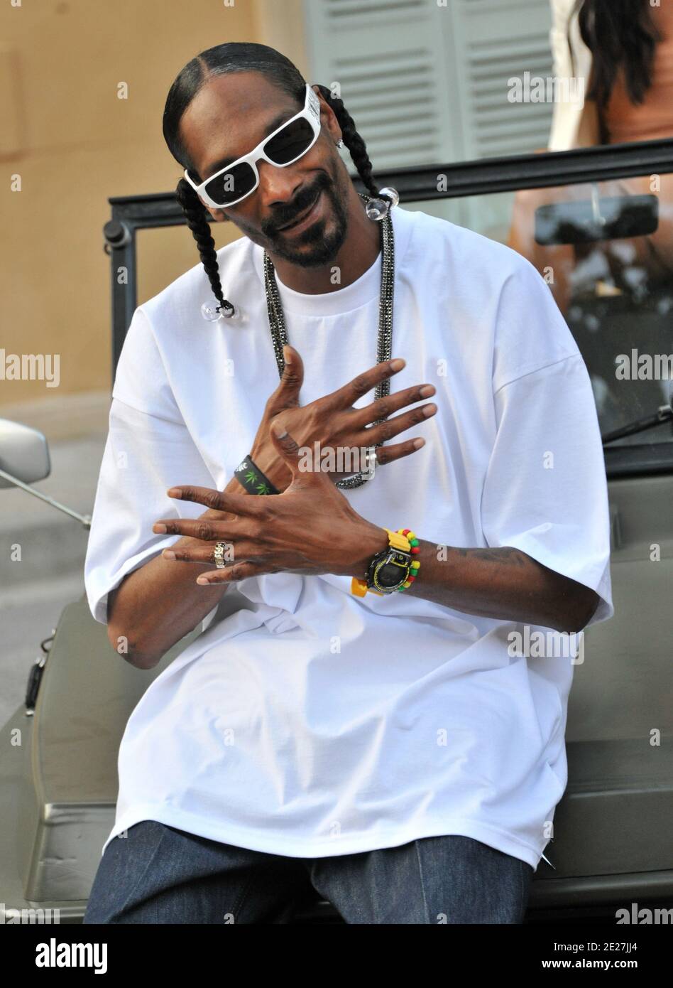 Le rappeur américain Snoop Dogg et l'hôte de la salle VIP Jean Roch filment un clip vidéo devant l'ancien bâtiment de la Gendarmerie nationale à Saint-Tropez, dans le sud de la France, le 3 août 2011. Photo par ABACAPRESS.COM Banque D'Images Le rappeur américain Snoop Dogg et l'hôte de la salle VIP Jean Roch filment un clip vidéo devant l'ancien bâtiment de la Gendarmerie nationale à Saint-Tropez, dans le sud de la France, le 3 août 2011. Photo par ABACAPRESS.COM Banque D'Images