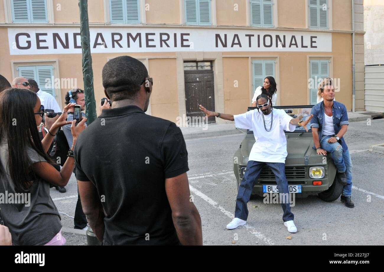 Le rappeur américain Snoop Dogg et l'hôte de la salle VIP Jean Roch filment un clip vidéo devant l'ancien bâtiment de la Gendarmerie nationale à Saint-Tropez, dans le sud de la France, le 3 août 2011. Photo par ABACAPRESS.COM Banque D'Images Le rappeur américain Snoop Dogg et l'hôte de la salle VIP Jean Roch filment un clip vidéo devant l'ancien bâtiment de la Gendarmerie nationale à Saint-Tropez, dans le sud de la France, le 3 août 2011. Photo par ABACAPRESS.COM Banque D'Images