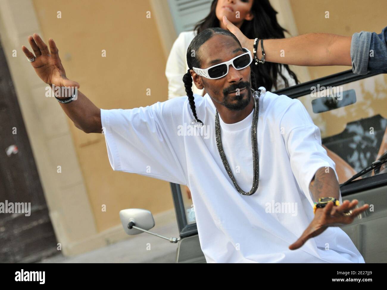 Le rappeur américain Snoop Dogg et l'hôte de la salle VIP Jean Roch filment un clip vidéo devant l'ancien bâtiment de la Gendarmerie nationale à Saint-Tropez, dans le sud de la France, le 3 août 2011. Photo par ABACAPRESS.COM Banque D'Images Le rappeur américain Snoop Dogg et l'hôte de la salle VIP Jean Roch filment un clip vidéo devant l'ancien bâtiment de la Gendarmerie nationale à Saint-Tropez, dans le sud de la France, le 3 août 2011. Photo par ABACAPRESS.COM Banque D'Images