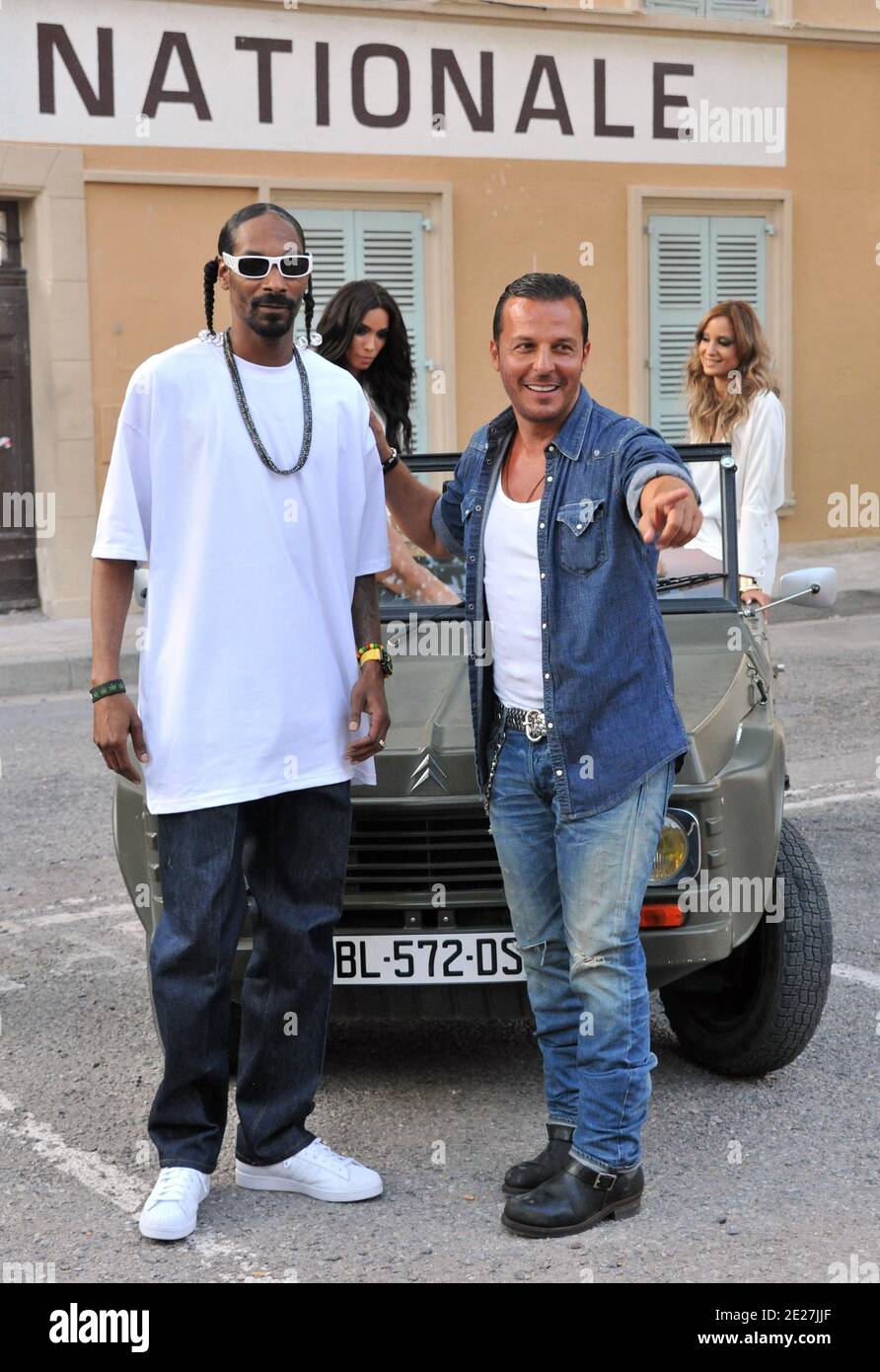 Le rappeur américain Snoop Dogg et l'hôte de la salle VIP Jean Roch filment un clip vidéo devant l'ancien bâtiment de la Gendarmerie nationale à Saint-Tropez, dans le sud de la France, le 3 août 2011. Photo par ABACAPRESS.COM Banque D'Images Le rappeur américain Snoop Dogg et l'hôte de la salle VIP Jean Roch filment un clip vidéo devant l'ancien bâtiment de la Gendarmerie nationale à Saint-Tropez, dans le sud de la France, le 3 août 2011. Photo par ABACAPRESS.COM Banque D'Images