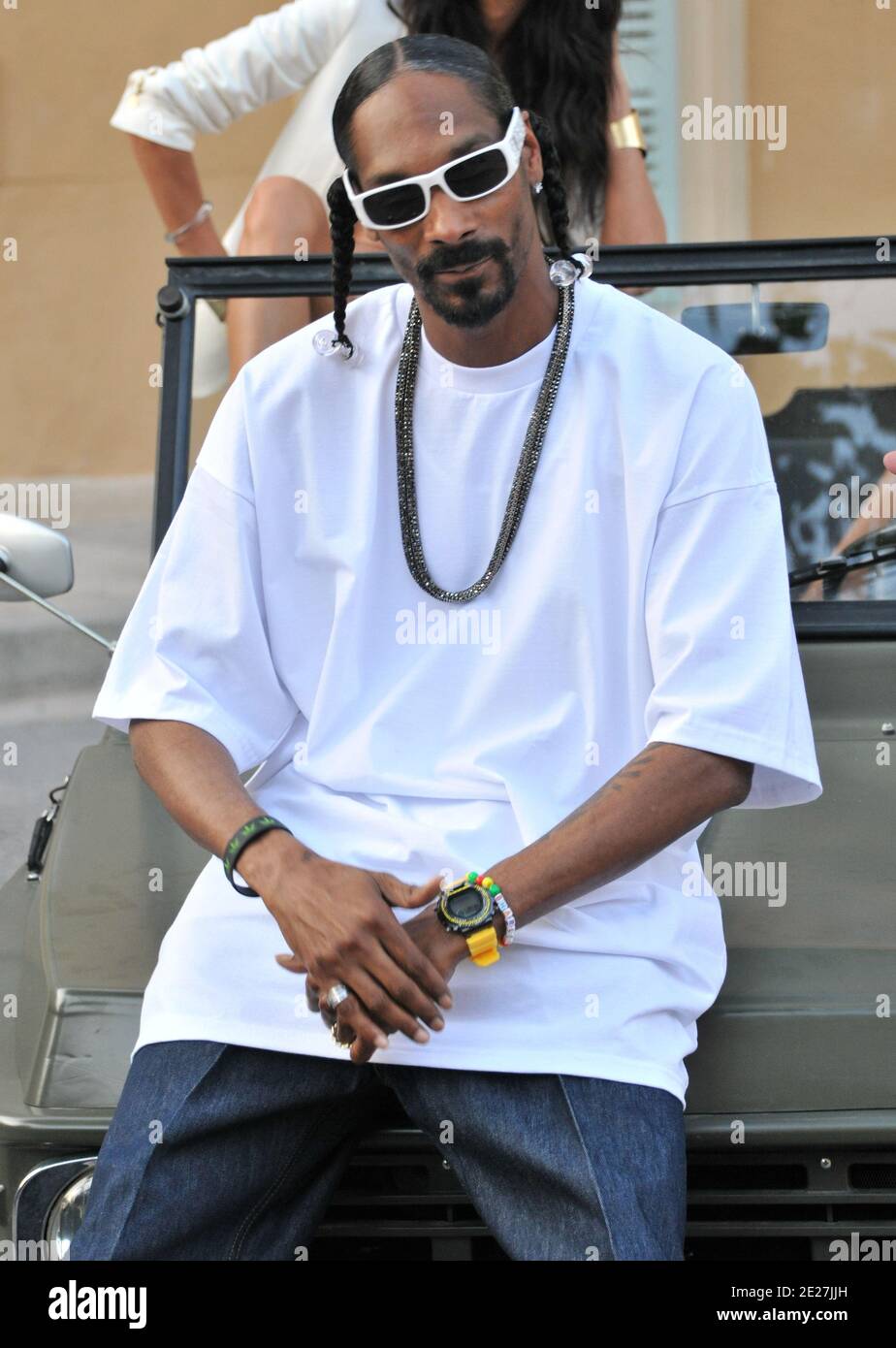 Le rappeur américain Snoop Dogg et l'hôte de la salle VIP Jean Roch filment un clip vidéo devant l'ancien bâtiment de la Gendarmerie nationale à Saint-Tropez, dans le sud de la France, le 3 août 2011. Photo par ABACAPRESS.COM Banque D'Images Le rappeur américain Snoop Dogg et l'hôte de la salle VIP Jean Roch filment un clip vidéo devant l'ancien bâtiment de la Gendarmerie nationale à Saint-Tropez, dans le sud de la France, le 3 août 2011. Photo par ABACAPRESS.COM Banque D'Images