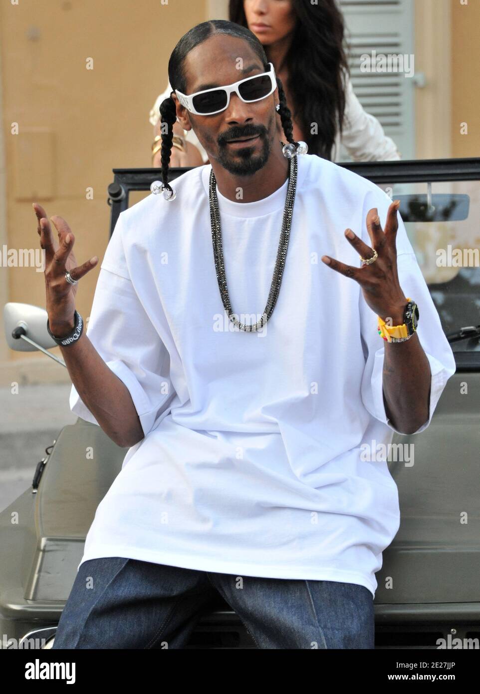Le rappeur américain Snoop Dogg et l'hôte de la salle VIP Jean Roch filment un clip vidéo devant l'ancien bâtiment de la Gendarmerie nationale à Saint-Tropez, dans le sud de la France, le 3 août 2011. Photo par ABACAPRESS.COM Banque D'Images Le rappeur américain Snoop Dogg et l'hôte de la salle VIP Jean Roch filment un clip vidéo devant l'ancien bâtiment de la Gendarmerie nationale à Saint-Tropez, dans le sud de la France, le 3 août 2011. Photo par ABACAPRESS.COM Banque D'Images