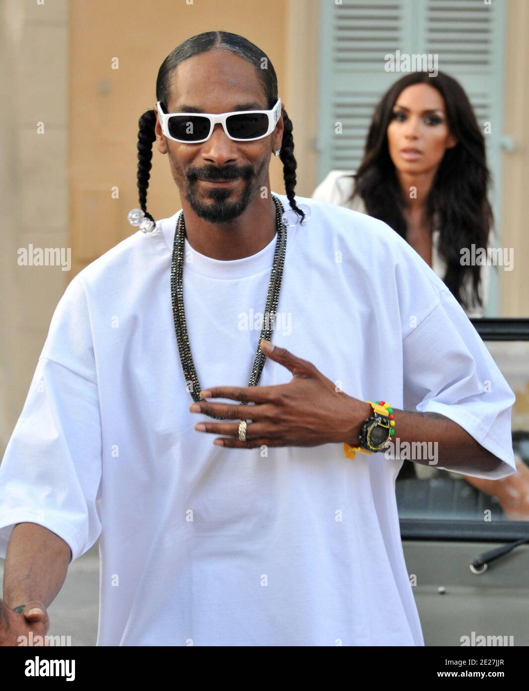 Le rappeur américain Snoop Dogg et l'hôte de la salle VIP Jean Roch filment un clip vidéo devant l'ancien bâtiment de la Gendarmerie nationale à Saint-Tropez, dans le sud de la France, le 3 août 2011. Photo par ABACAPRESS.COM Banque D'Images Le rappeur américain Snoop Dogg et l'hôte de la salle VIP Jean Roch filment un clip vidéo devant l'ancien bâtiment de la Gendarmerie nationale à Saint-Tropez, dans le sud de la France, le 3 août 2011. Photo par ABACAPRESS.COM Banque D'Images