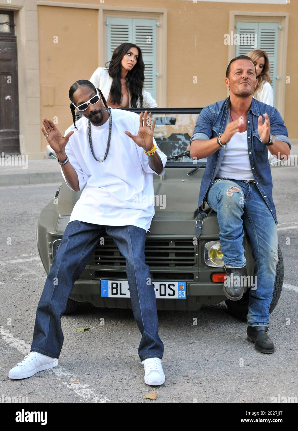 Le rappeur américain Snoop Dogg et l'hôte de la salle VIP Jean Roch filment un clip vidéo devant l'ancien bâtiment de la Gendarmerie nationale à Saint-Tropez, dans le sud de la France, le 3 août 2011. Photo par ABACAPRESS.COM Banque D'Images Le rappeur américain Snoop Dogg et l'hôte de la salle VIP Jean Roch filment un clip vidéo devant l'ancien bâtiment de la Gendarmerie nationale à Saint-Tropez, dans le sud de la France, le 3 août 2011. Photo par ABACAPRESS.COM Banque D'Images