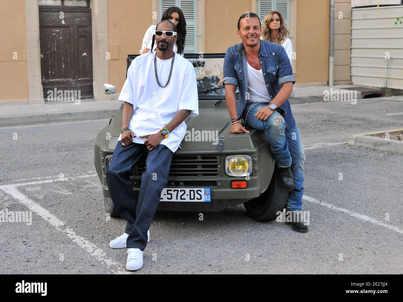 Le rappeur américain Snoop Dogg et l'hôte de la salle VIP Jean Roch filment un clip vidéo devant l'ancien bâtiment de la Gendarmerie nationale à Saint-Tropez, dans le sud de la France, le 3 août 2011. Photo par ABACAPRESS.COM Banque D'Images Le rappeur américain Snoop Dogg et l'hôte de la salle VIP Jean Roch filment un clip vidéo devant l'ancien bâtiment de la Gendarmerie nationale à Saint-Tropez, dans le sud de la France, le 3 août 2011. Photo par ABACAPRESS.COM Banque D'Images