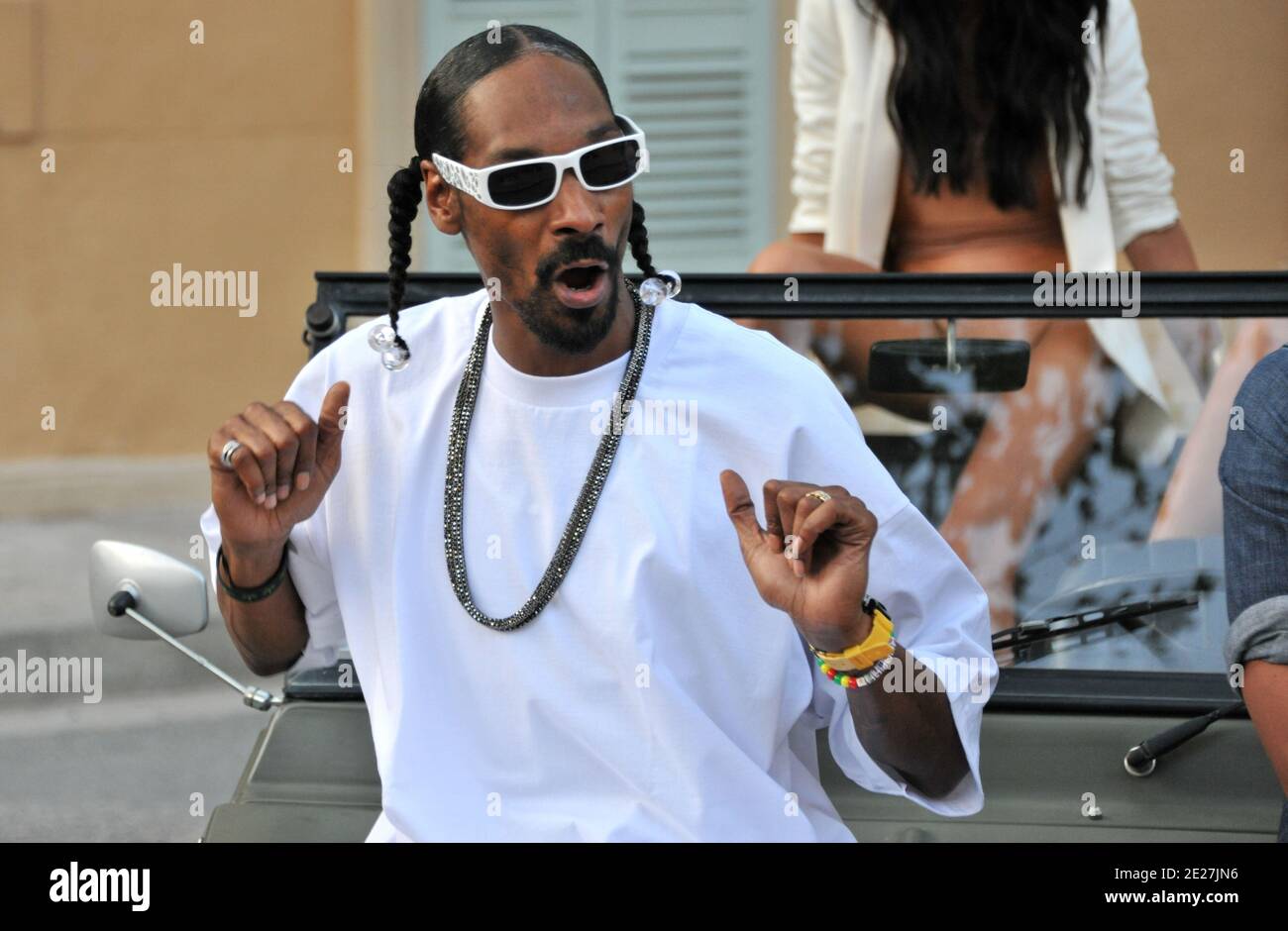 Le rappeur américain Snoop Dogg et l'hôte de la salle VIP Jean Roch filment un clip vidéo devant l'ancien bâtiment de la Gendarmerie nationale à Saint-Tropez, dans le sud de la France, le 3 août 2011. Photo par ABACAPRESS.COM Banque D'Images Le rappeur américain Snoop Dogg et l'hôte de la salle VIP Jean Roch filment un clip vidéo devant l'ancien bâtiment de la Gendarmerie nationale à Saint-Tropez, dans le sud de la France, le 3 août 2011. Photo par ABACAPRESS.COM Banque D'Images