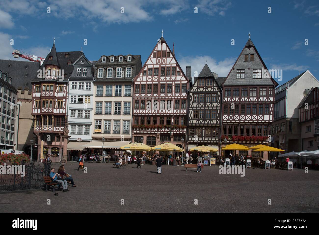 Place Romerberg avec les touristes marchant à la ville de Francfort en Allemagne Banque D'Images