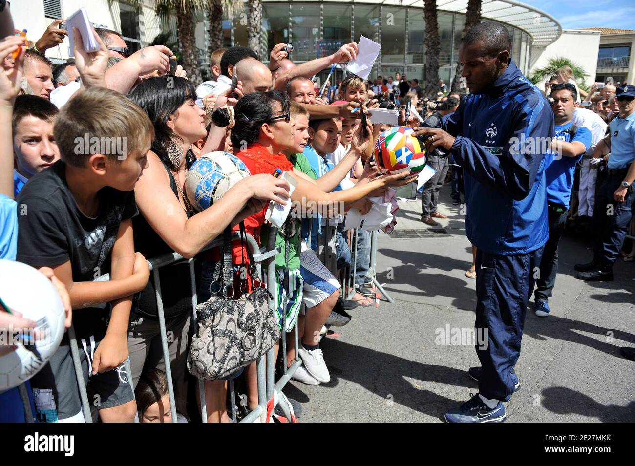 Eric Abidal signe des autographes lors d'une rencontre avec les partisans  français à Palavas-les-Flots près de Montpellier, France, le 9 août 2011.  L'équipe de France joue lors d'un match de football amical,