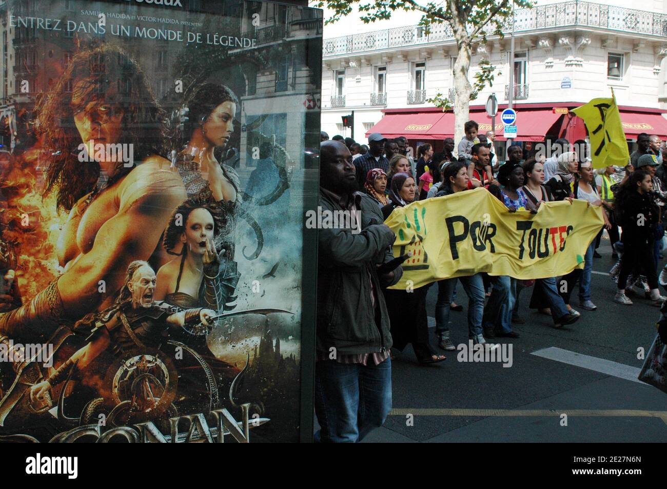 Manifestation des mal loges du Square Boucicaut a Paris, Frence, le 13 Aout 2011. Photo d'Alain Apaydin/ABACAPRESS.COM Banque D'Images