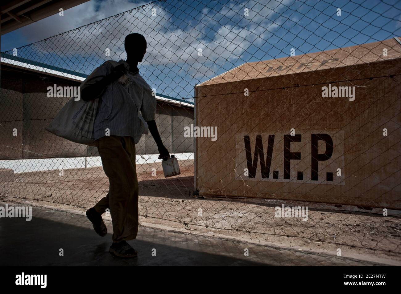 La nourriture est distribuée par le Programme alimentaire mondial au Camp Ifo 3 à Dadaab, au Kenya, le 16 août 2011. Ifo 3 est le plus grand camp de réfugiés au monde et accueille plus de 400,000 000 réfugiés venus pour la plupart de Somalie. Photo d'Arnaud Finistre/ABACAPRESS.COM Banque D'Images
