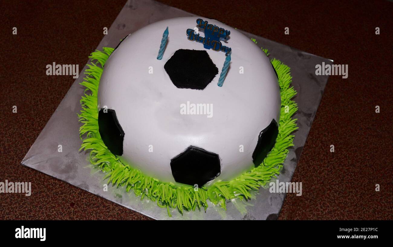 Ballon De Football Sur Le Gateau De Pelouse Avec Un Joyeux Anniversaire Decoration Sur Elle Photo Stock Alamy Ballon De Football Sur Le Gateau De Pelouse Avec Un Joyeux Anniversaire Decoration Sur Elle Photo Stock Alamy