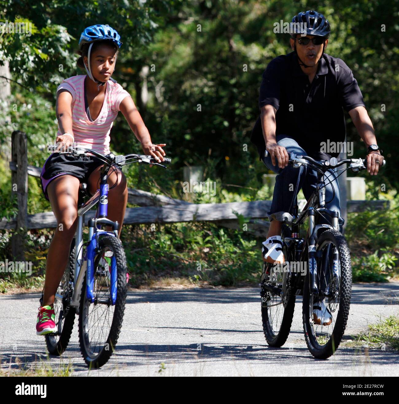 Le président des États-Unis Barack Obama (R) et sa fille Malia Obama, 13 ans, se rassemblent sur une piste cyclable à travers la forêt nationale Manuel F. Correllus tout en faisant des vacances sur le vignoble Martha's Vineyard à West Tisbury, ma, États-Unis, le 23 août 2011. Photo par Matthew Healey/Pool/ABACAPRESS.COM Banque D'Images