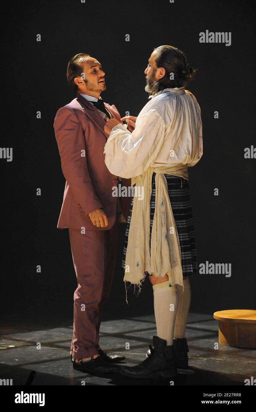 Gilles Nicoleau et Laurent Maurel jouent dans la comédie musicale 'dorian Gray' de Thomas le Douarec qui s'est tenue au Théâtre Vingtieme à Paris, France, le 23 août 2011. Photo de Giancarlo Gorassini/ABACAPRESS.COM Banque D'Images