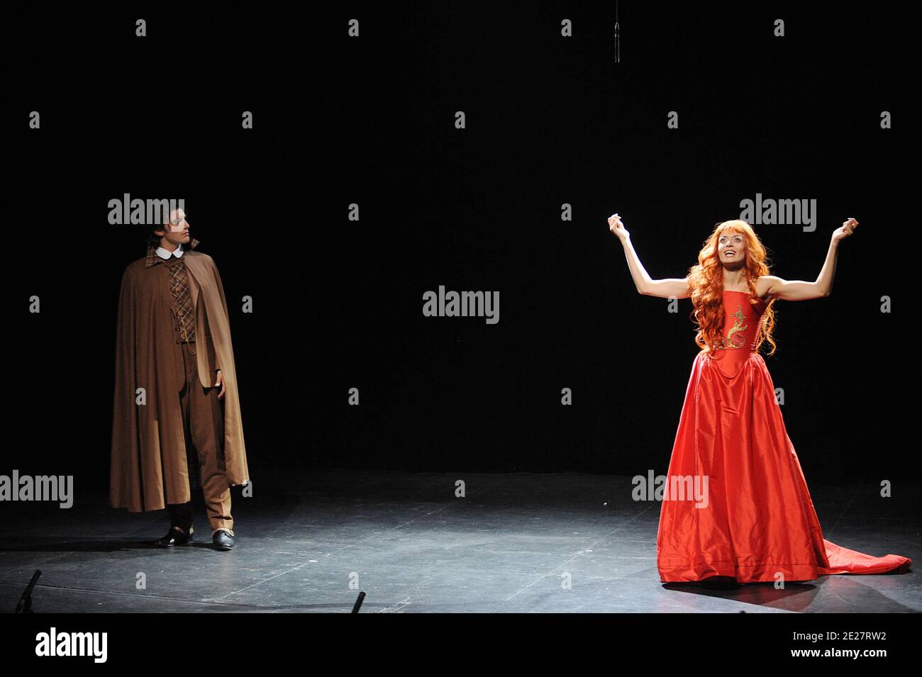 Gregory Benchenafi et Caroline Devisme jouent dans la comédie musicale 'dorian Gray' de Thomas le Douarec qui s'est tenue au Théâtre Vingtieme à Paris, en France, le 23 août 2011. Photo de Giancarlo Gorassini/ABACAPRESS.COM Banque D'Images