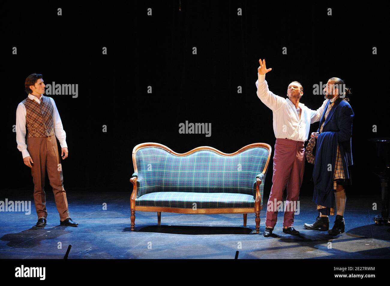 Gregory Benchenafi, Gilles Nicoleau et Laurent Maurel jouent dans la comédie musicale 'dorian Gray' de Thomas le Douarec qui s'est tenue au Théâtre Vingtieme à Paris, France, le 23 août 2011. Photo de Giancarlo Gorassini/ABACAPRESS.COM Banque D'Images