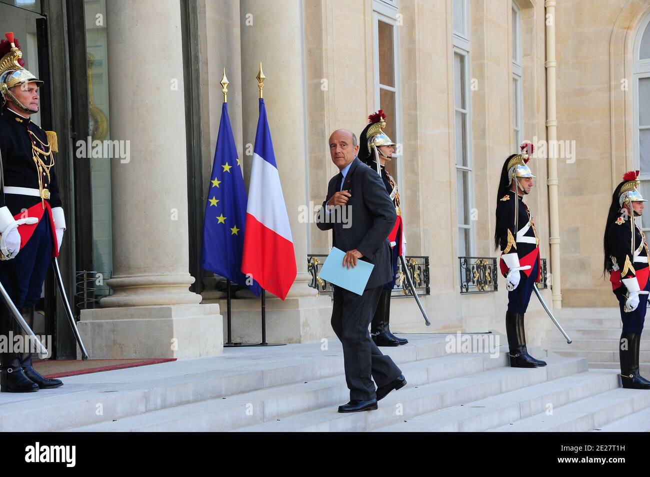 Le ministre français des Affaires étrangères et européennes Alain Juppe arrive au Palais de l'Elysée lors de la rencontre avec le président français Nicolas Sarkozy et le Premier ministre du Conseil national révolutionnaire de transition de Libye, Mahmud Jibril, à Paris, en France, le 24 août 2011. Photo de Mousse/ABACAPRESS.COM Banque D'Images