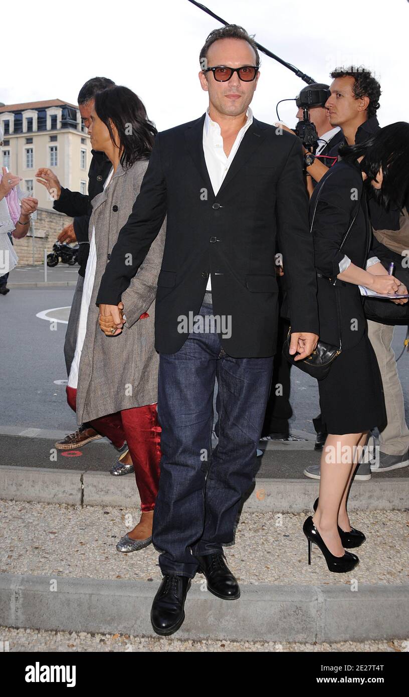 Vincent Perez et sa femme Karine Silla assistent à la cérémonie d'ouverture du 4ème Festival du film francophone d'Angoulême à Angoulême, France, le 24 août 2011. Photo de Giancarlo Gorassini/ABACAPRESS.COM Banque D'Images