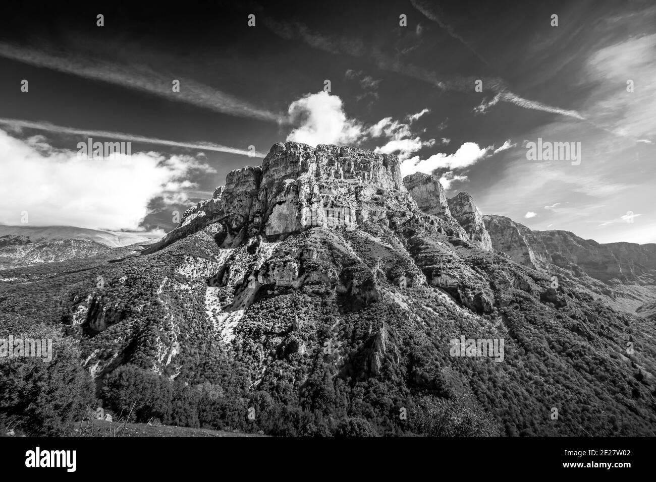 La montagne Timfi et le sommet d'Astraka, dans la région de Zagori, au-dessus du village de Papigko, dans la préfecture d'Ioannina, Epire, Grèce, Europe. Banque D'Images