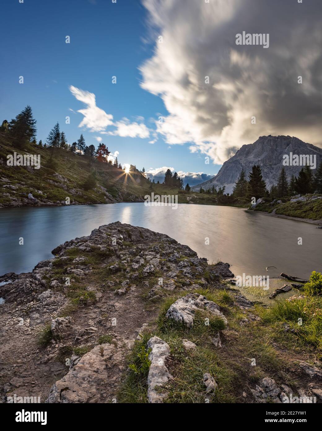 Vue panoramique sur le mont Lagazuoi et le lac Limides en été, à Cortina d'Ampezzo, dans les Dolomites italiennes Banque D'Images