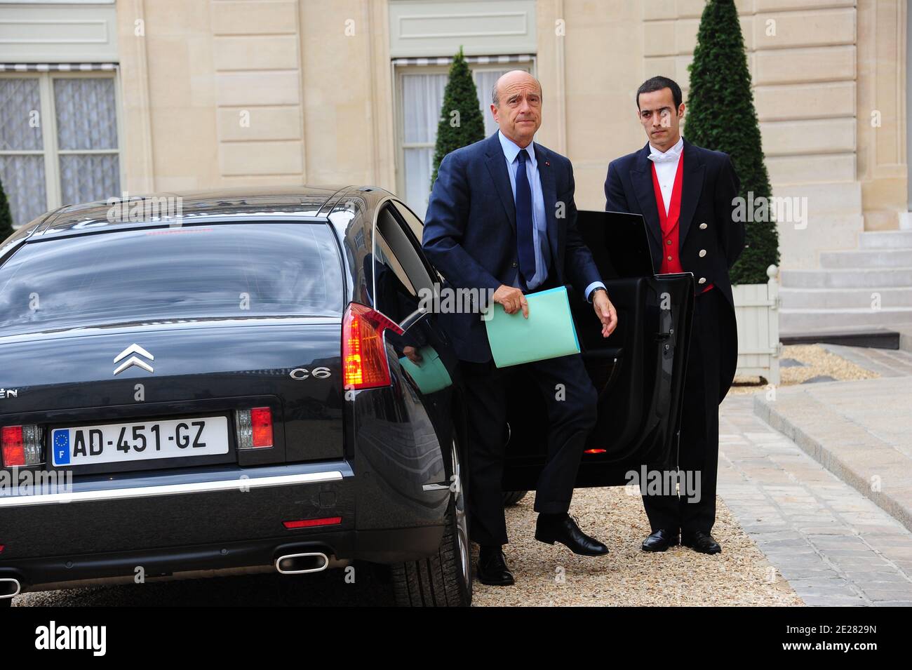 Le ministre français des Affaires étrangères et européennes Alain Juppe arrive à une rencontre avec le président français Nicolas Sarkozy au Palais de l'Elysée à Paris, en France, le 1er septembre 2011, avant la conférence de Paris sur l'avenir de la Libye après Mouammar Kadhafi. Photo de Mousse/ABACAPRESS.COM Banque D'Images