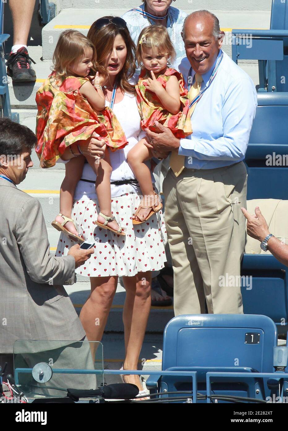 L'épouse de Roger Federer, Mirka, arrive avec leurs filles jumelles pour  regarder Federer jouer contre le Dudi Sela d'Israël pendant le quatrième  jour à l'US Open, à Flushing Meadows à New York