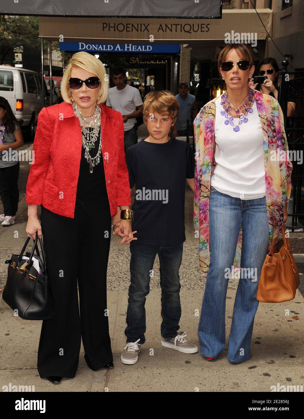 Joan Rivers et Melissa Rivers avec Cooper Endicott pendant les scènes de tournage de leur série TÉLÉVISÉE WE 'Joan and Melissa', sur place au Serendipity 3 à New York le 02 septembre 2011. Photo par Graylock/ABACAPRESS.COM Banque D'Images