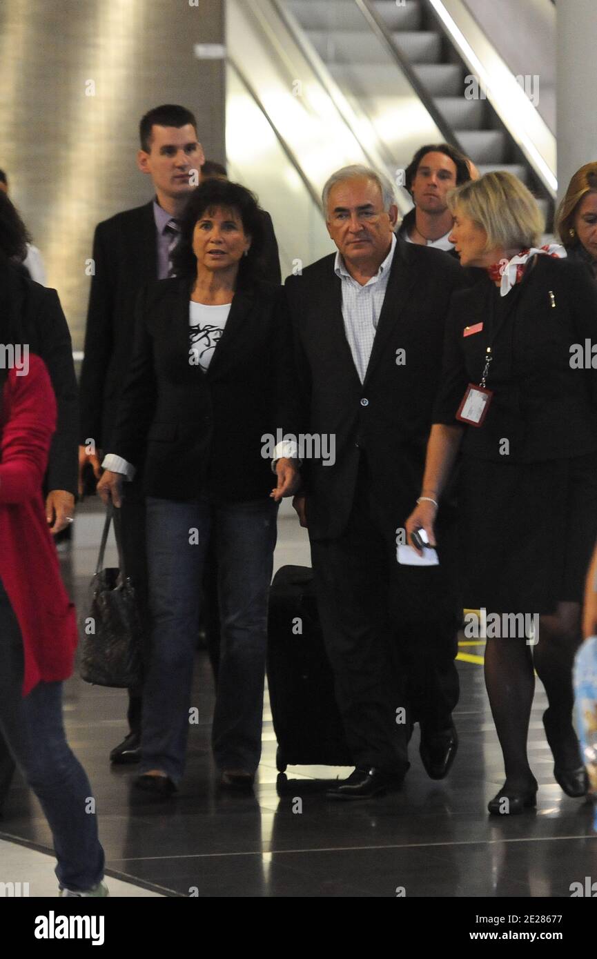 Dominique Strauss-Kahn et Anne Sinclair arrivent à l'aéroport de Roissy à Paris, en France, le 4 septembre 2011. Photo par ABACAPRESS.COM Banque D'Images