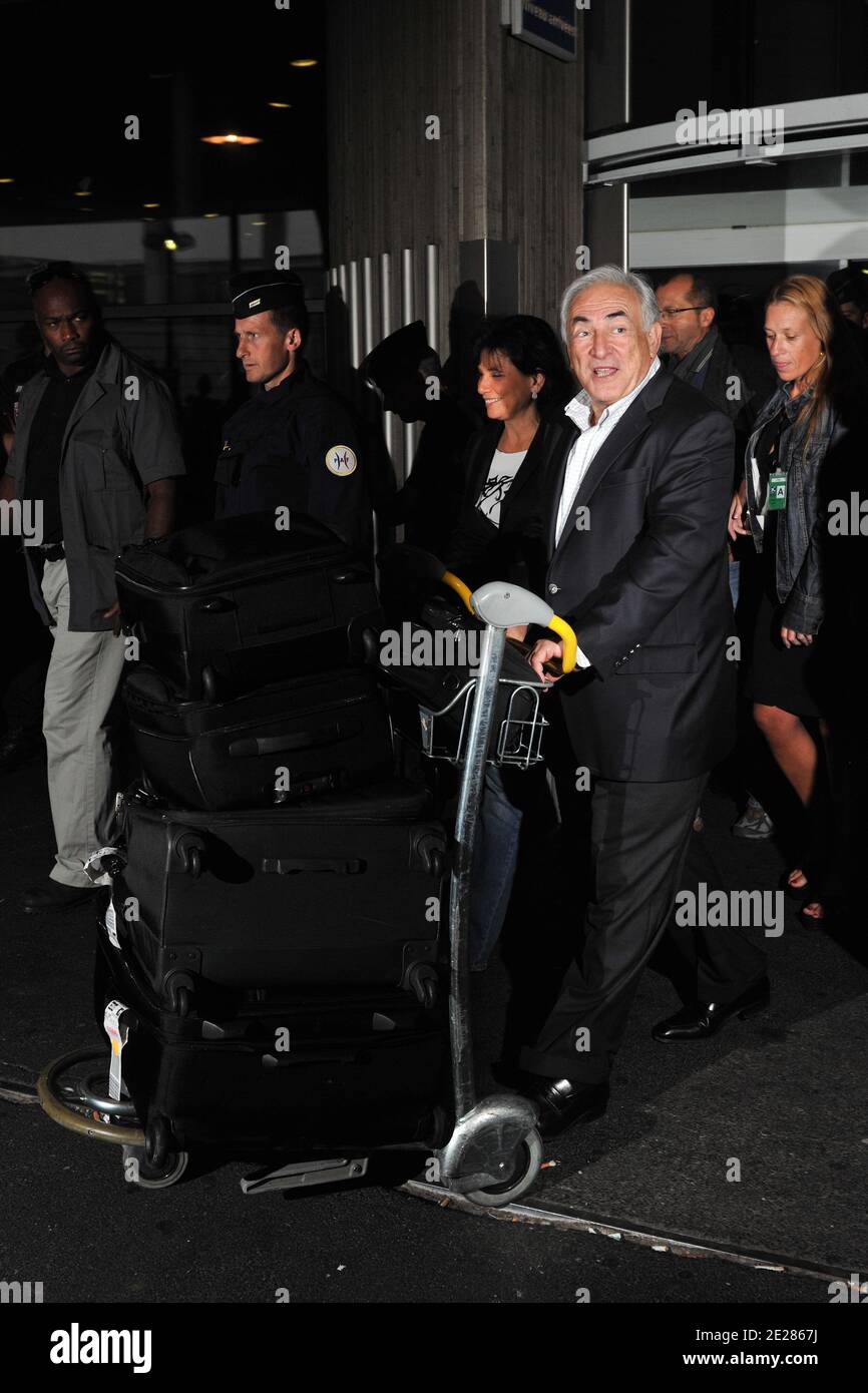 Dominique Strauss-Kahn et Anne Sinclair flanqué d'Anne Hommel arrivent à l'aéroport de Roissy à Paris, en France, le 4 septembre 2011. Photo par ABACAPRESS.COM Banque D'Images
