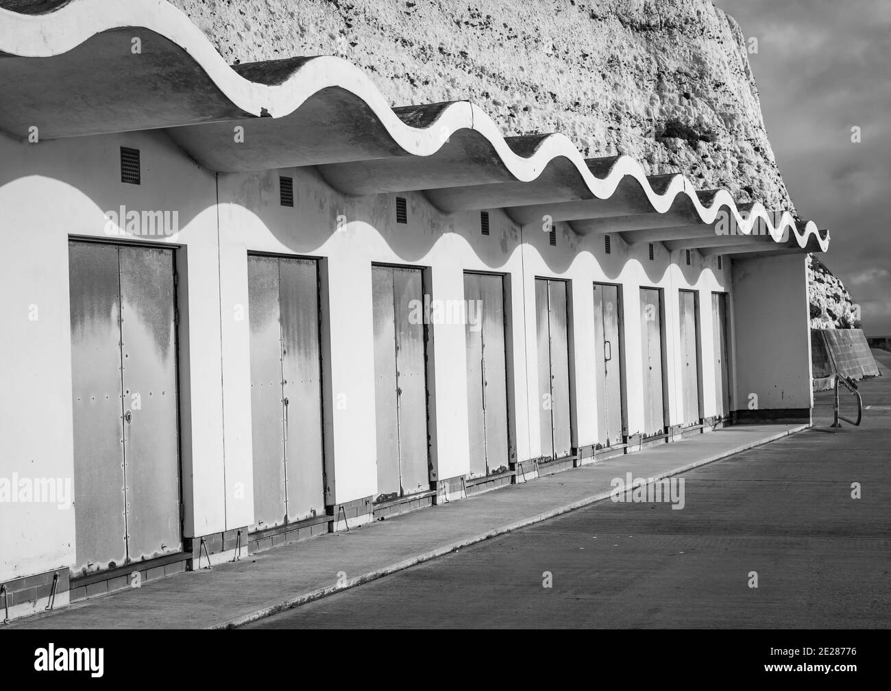 Ligne de toit ondulée au-dessus des cabanes de plage en béton Banque D'Images