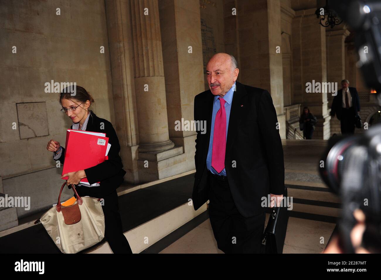 L'un des avocats de l'ancien président français Jacques Chirac, Georges  Kiejman, accompagné de l'avocat Jean-Louis Pelletier, arrive au palais de  justice de Paris, en France, le 5 septembre, 2011 pour l'ouverture du