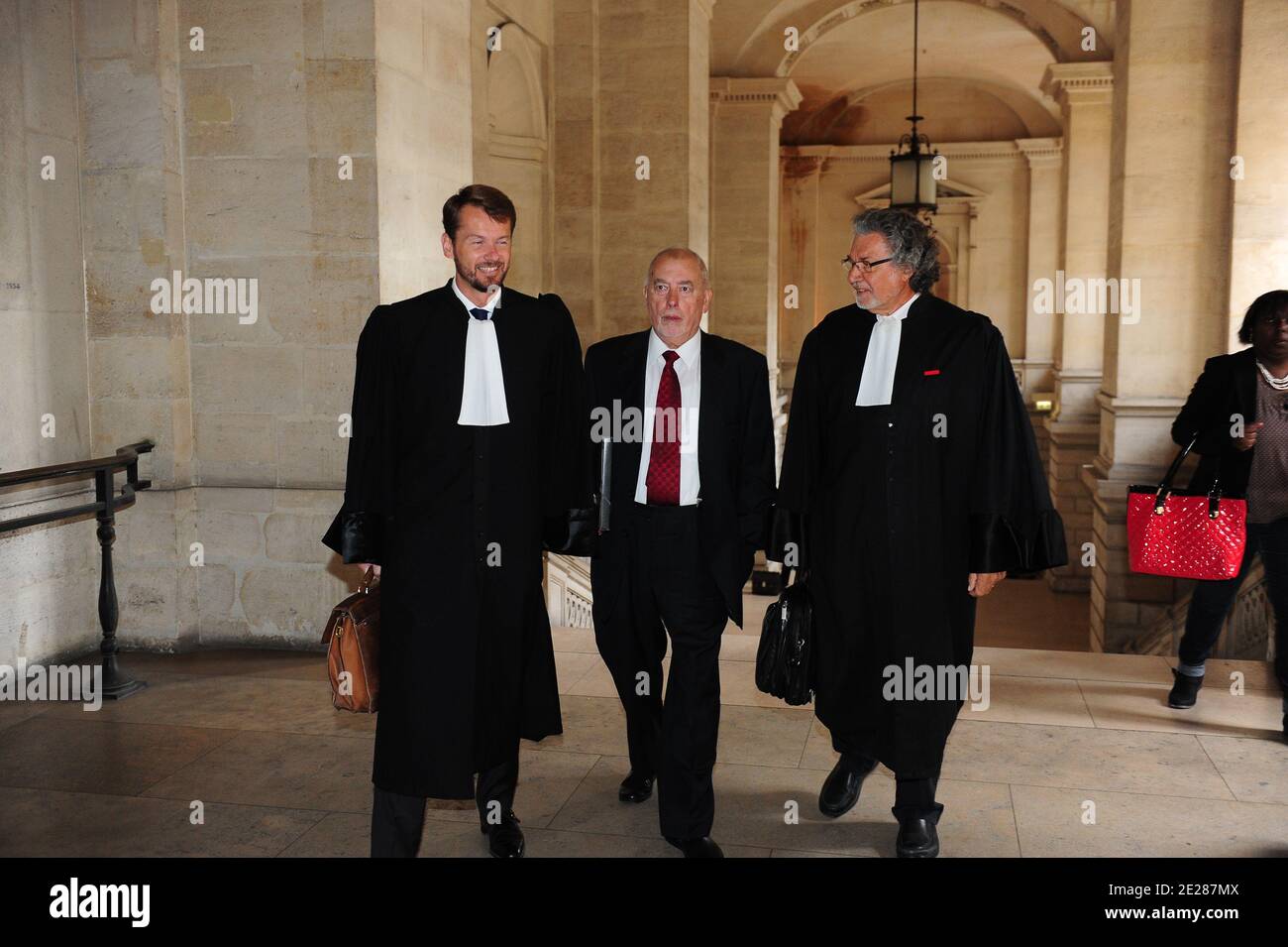 L'ancien dirigeant de la Force syndicale française Ouvriere, Marc Blondel  (C), accompagné de l'avocat Jean-Louis Pelletier, arrive au palais de  justice de Paris, en France, le 5 septembre 2011, pour l'ouverture du