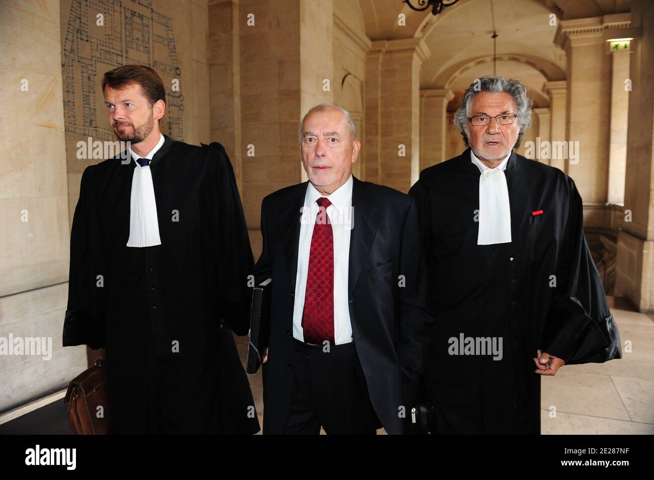 L'ancien dirigeant de la Force syndicale française Ouvriere, Marc Blondel  (C), accompagné de l'avocat Jean-Louis Pelletier, arrive au palais de  justice de Paris, en France, le 5 septembre 2011, pour l'ouverture du