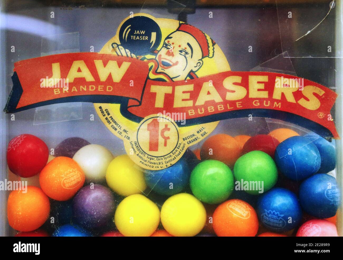 Machine ancienne de gommball avec son contenu coloré. Banque D'Images