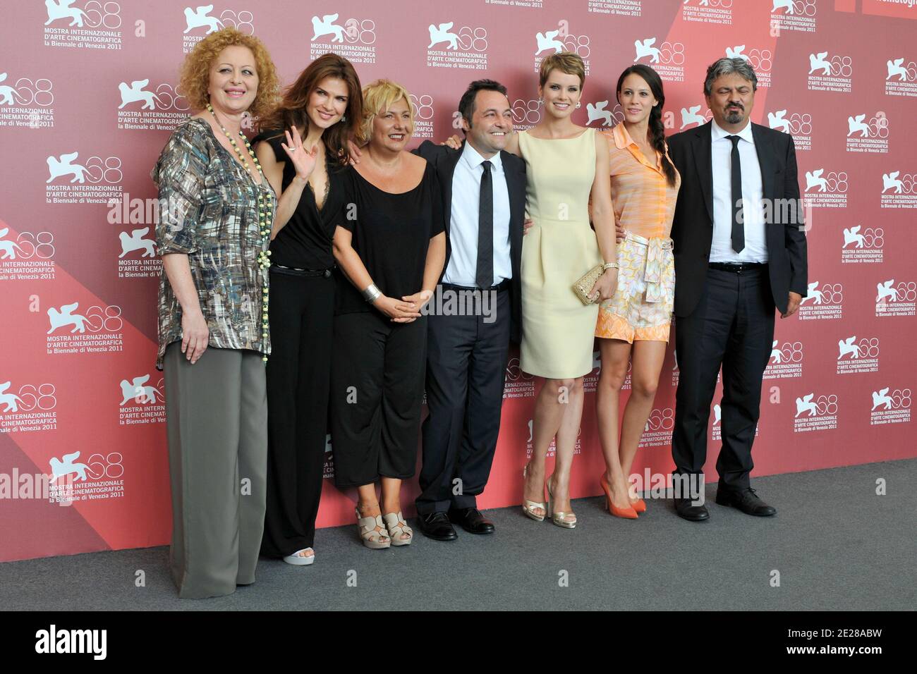 Les acteurs Chiara Martegiani, Monica Barladeanu, Andrea Osvart, le réalisateur Fabrizio Cattani et l'actrice Marina Pennafina posent lors de la première de son film 'Graity Blues' au 68e Festival International du film à Venise, Italie, 7 septembre 2011. Dans le drame espagnol de la science-fiction, Bruehl joue le rôle d'un scientifique qui développe des robots. Photo d'Aurore Marechal/ABACAPRESS.COM Banque D'Images