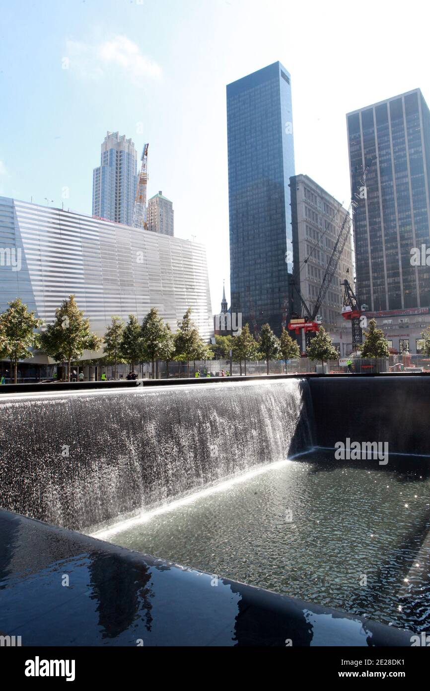 Deux jours avant le 10e anniversaire des attentats du 9/11 septembre, la sécurité était lourde devant la Tour de la liberté sur le site du World Trade Center à New York, NY, USA, le 09 septembre 2011. Photo par ABACAPRESS.COM Banque D'Images