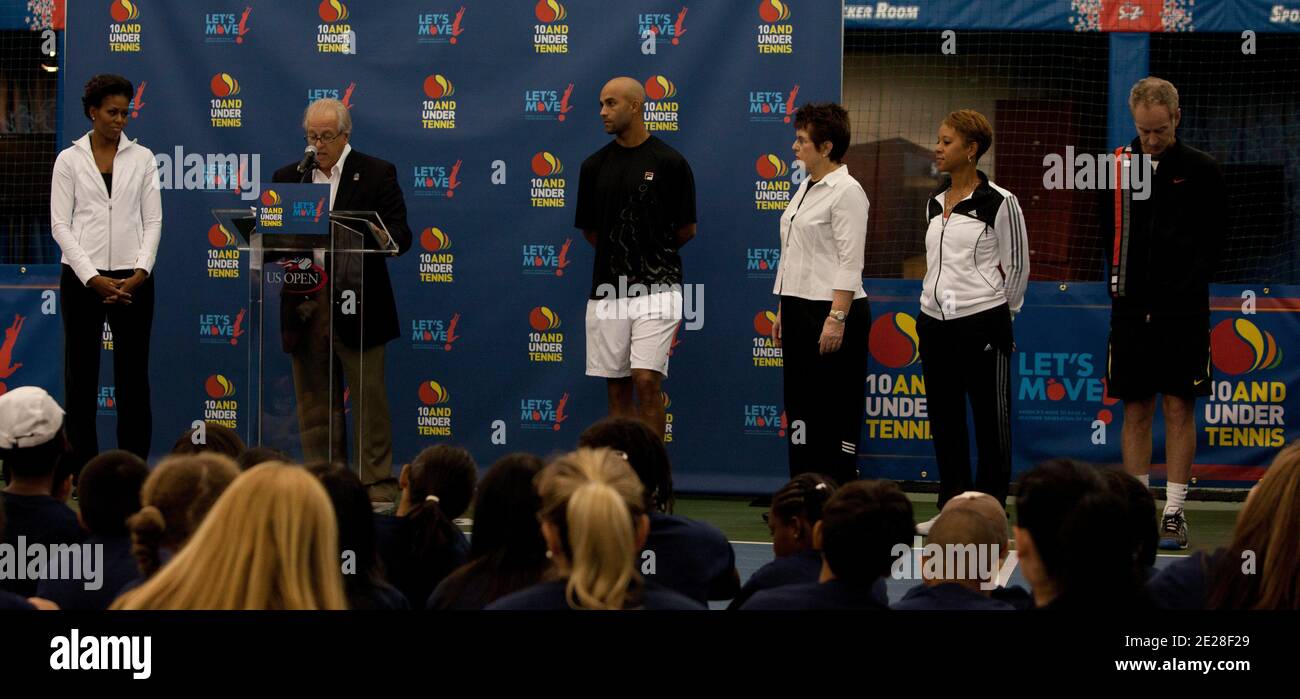 Michelle Obama, le président de l'USTA, Jon Vegosen, James Blake, Billie Jean King, Katrina Adams et John McEnroe à la place du coup! U.S. Open de tennis clinique à New York le 9 septembre 2011. Photo par Andrew Kelly/ABACAPRESS.COM Banque D'Images