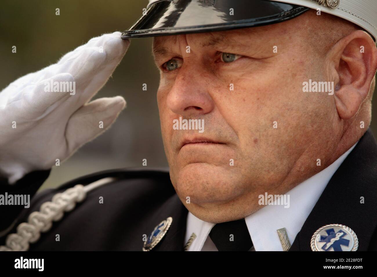 NEW YORK, NY - SEPTEMBRE 11 : un pompier du service des incendies de New York salue lors du chant de la bannière étoilée à l'une des entrées de la 9/11 Memorial Plaza lors des cérémonies du dixième anniversaire du World Trade Center le 11 septembre 2011, à New York. POOL/Chip Somodevilla/Getty Images (photo par Chip Somodevilla/POOL/GETTY IMAGES) photo pool/ABACAPRESS.COM Banque D'Images NEW YORK, NY - SEPTEMBRE 11 : un pompier du service des incendies de New York salue lors du chant de la bannière étoilée à l'une des entrées de la 9/11 Memorial Plaza lors des cérémonies du dixième anniversaire du World Trade Center le 11 septembre 2011, à New York. POOL/Chip Somodevilla/Getty Images (photo par Chip Somodevilla/POOL/GETTY IMAGES) photo pool/ABACAPRESS.COM Banque D'Images